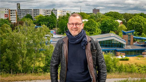 Martin Günthner vor dem Stadtteil Leherheide in Bremerhaven.