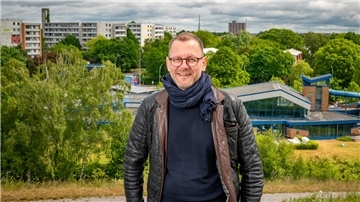 Martin Günthner vor dem Stadtteil Leherheide in Bremerhaven.