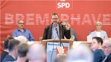 Blick aufs Rednerpult.