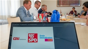 Martin Günthner (SPD, Mitte), Torsten Neuhoff (CDU, rechts) und Hauke Hilz (FDP) stellen im SPD-Haus in der Schifferstraße ihren Koalitionsvetrag den Medien vor.