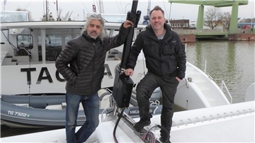 Martin Hafner (links) und Patrik Rohrer rechts an Bord der "Bam-Bam", im Hintergrund die „Tac Tac“.