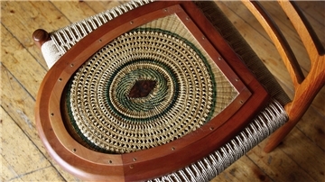 Ein Klodeckel aus Rattan