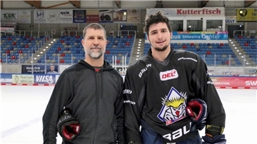 Martin Jiranek, Co-Trainer der Fischtown Pinguins, und sein Sohn Benedikt Jiranek.
