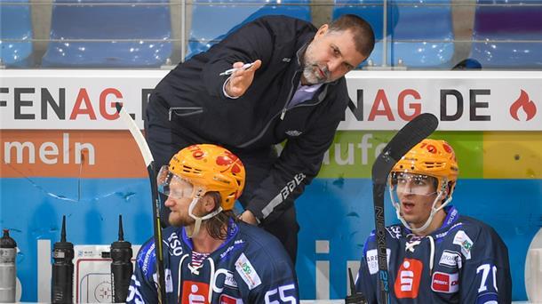 Martin Jiranek auf der Trainerbank
