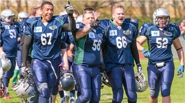 Martin Köhnken (links) hat das Footballspielen bei den Seahawks gelernt. Der Zwangsabstieg der OSC-Footballer ist für den 31-Jährigen und seine Mitspieler ein harter Schlag.