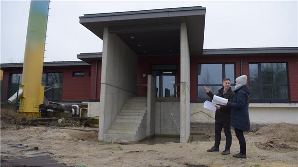 Eigentlich sollte der neue Hort in Hagen bereits seit Sommer 2022 geöffnet sein. Durch Verzögerungen bei den Arbeiten im Außenbereich hat sich der Zeitplan für das 2,2-Millionen-Euro-Projekt aber verschoben.  