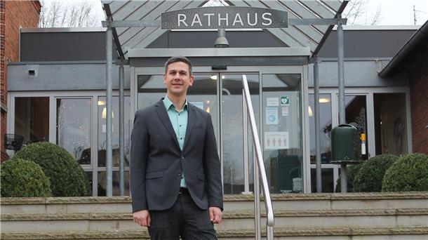 Martin Leying vor dem Rathaus in Hagen.-