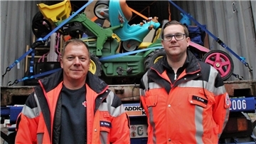 Martin Michna und Tobias Dude (rechts) vom Roten Kreuz fahren den Container mit Hilfsgütern für die Ukraine.