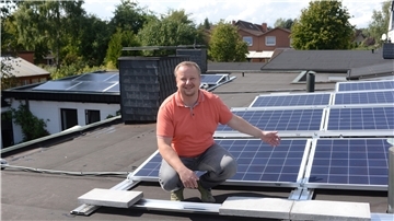 Martin Oster auf dem Dach seines Hauses mit der Photovoltaikanlage. Er rät Hausbesitzern, sich mit diesem Thema zu beschäftigen, weil man mit Photovoltaik immer noch eine gute Rendite erzielen kann.
