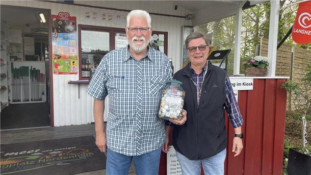 Campingplatz Nordenham: Kronkorken sammeln für die Kinderkrebshilfe Mann und Frau vor einem Kiosk