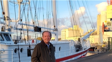 Martin Walker am Braker Binnenhafen. Er ist gern in Norddeutschland unterwegs. „Es ist so ganz anders als dort, wo ich lebe, und das ist interessant.“