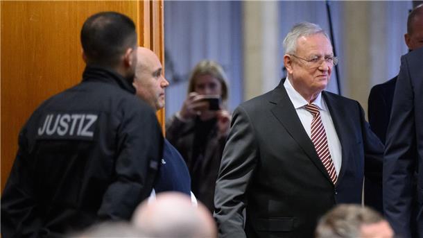 Dritter Verhandlungstag mit Winterkorn als Zeugen Martin Winterkorn, ehemaliger Vorstandsvorsitzender der Volkswagen AG, kommt in einen Saal in der Stadthalle Braunschweig.