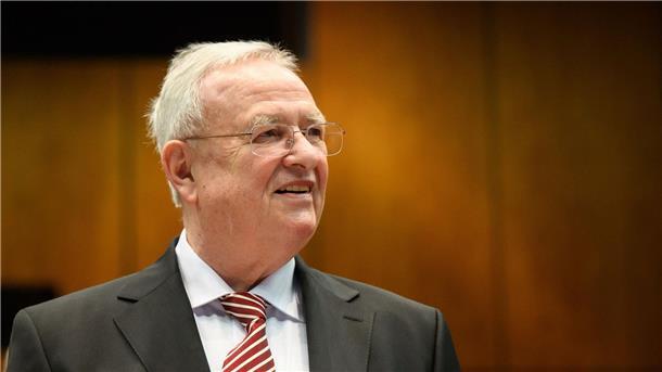 Winterkorn-Befragung zur VW-Dieselaffäre vor Abschluss Martin Winterkorn, ehemaliger Vorstandsvorsitzender der Volkswagen AG, steht in der Stadthalle Braunschweig.