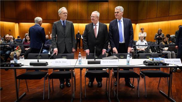Winterkorn weist Verantwortung im VW-Dieselskandal zurück Martin Winterkorn (M), ehemaliger Vorstandsvorsitzender der Volkswagen AG, steht in der Stadthalle Braunschweig mit seinen Anwälten Kersten von Schenck (l) und Felix Dörr.