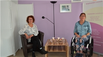 Zwei Frauen an einem Tisch.