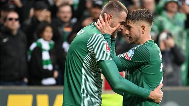Marvin Ducksch (links) jubelt mit Romano Schmid über sein Tor zum 2:0.