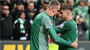 Marvin Ducksch (links) jubelt mit Romano Schmid über sein Tor zum 2:0.
