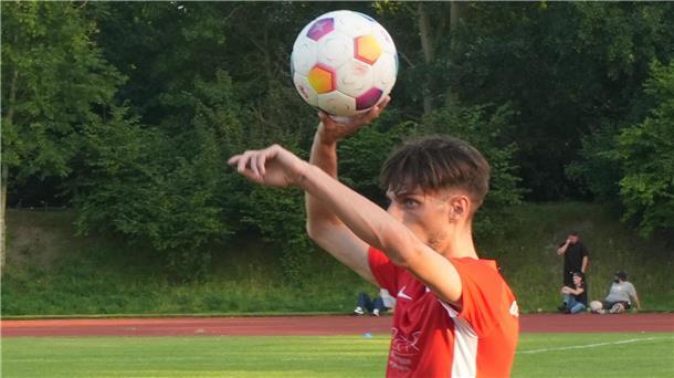 Ein Fußballer wirft den Ball ein. Die Szene entstammt einem Spiel des OSC Bremerhaven.