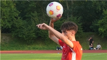 Ein Fußballer wirft den Ball ein. Die Szene entstammt einem Spiel des OSC Bremerhaven.