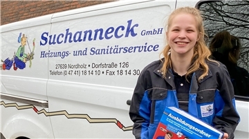 Mascha Luhn (20) mit ihrem Ausbildungsordner: „Die Beste, den wir je hatten“, hieß es aus der Innung Sanitär- und Heizungstechnik Bremerhaven-Wesermünde.