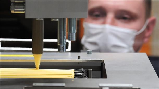 Viele Beschäftigte für Maßnahmen bei Corona-Welle Maske am Arbeitsplatz ist für viele Beschäftigte im Fall einer neuen Corona-Welle eine Option.