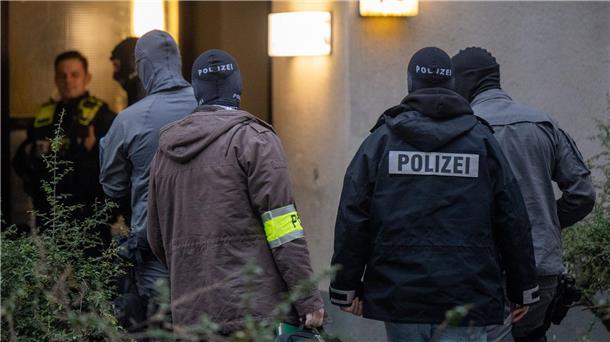 Polizeigewerkschaft weist Kritik an RAF-Einsatz zurück Maskierte Polizisten dursuchen das Wohnhaus der früheren RAF-Terroristin Daniela Klette in Berlin-Kreuzberg.