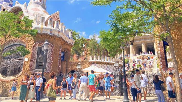 Massentourismus versetzt immer mehr Spanier in Rage Massenansturm am Park Güell in Barcelona.