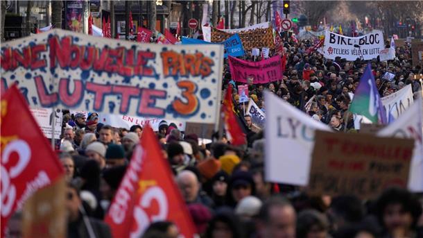 Wieder Proteste gegen geplante Rentenreform in Frankreich Massendemonstration gegen die geplante Rentenreform in Paris.