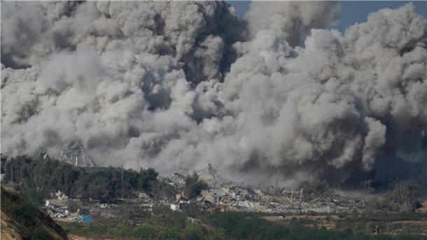 Massiver Rauch steigt nach einem israelischen Angriff auf den Gazastreifen auf.