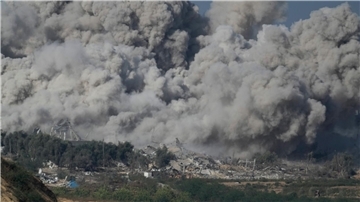 Massiver Rauch steigt nach einem israelischen Angriff auf den Gazastreifen auf.