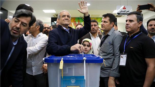 Wahl im Iran: Duell zwischen Reformer und Hardliner Massud Peseschkian gibt in einem Wahllokal in Teheran seinen Stimmzettel ab.