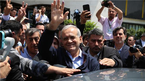 Wahl im Iran: Duell zwischen Reformer und Hardliner Massud Peseschkian (M) hat den Hardliner Said Dschalili hinter sich gelassen.