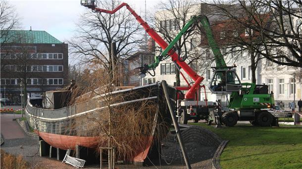 Masten und Klüverbaum des Gaffelschoners Hermine wurden vor genau einem Jahr an Weihnachten 2022 mit schwerem Gerät amputiert.