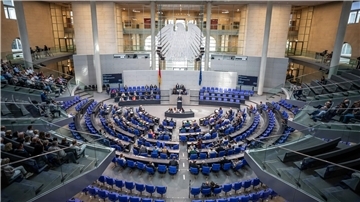 Mathias Middelberg (M, CDU) spricht in im Bundestag. Auf der Tagesordnung der Sitzung steht unter anderem das Wachstumschancengesetz.