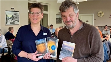 Mathijs Deen stellt in Nordenham sein neues Buch vor. Anne von Bestenbostel hatte den Autor bereits zuvor gesehen.