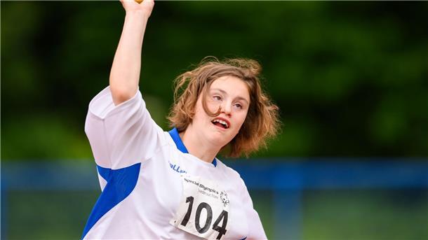 „Fest der Inklusion“: Die Special Olympics Niedersachsen Mathilda aus Gifhorn wirft den Ball bei den Special Olympics Landesspielen Niedersachsen in Hannover.