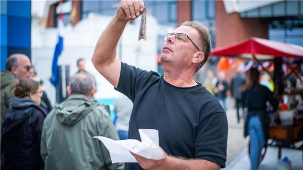 Hi, Fisch! Bilder der Fischparty im Fischereihafen Bremerhaven (mit Sonntag) Matjesfachmann Lammert Wiers brachte seine Delikatessen aus den Niederlanden wieder mit.