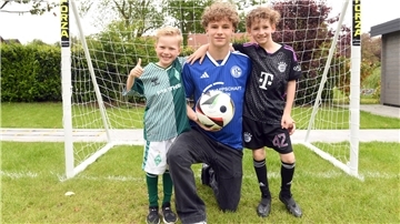 Mats (links) und Ben drücken ihrem großen Bruder Mika Tom Wallentowitz die Daumen für seinen Wechsel zum FC Schalke 04.