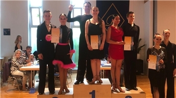 Mats Tietjen und Anna Altenberg gewannen beim Turnier in Münster erst in der D-Klasse Latein und dann in der C-Klasse.