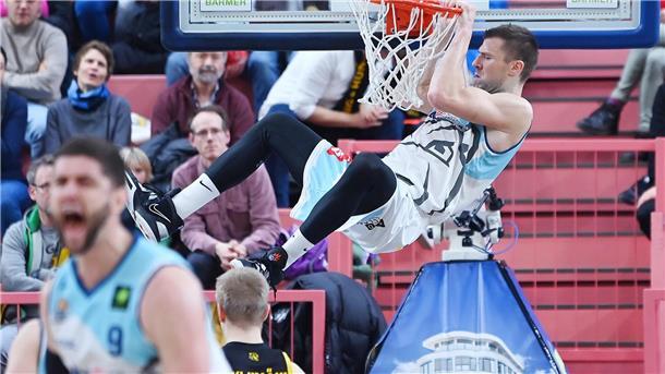 Matt Freeman (links) feiert seinen Teamkollegen Robert Oehle für dessen krachenden Dunking in Tübingen