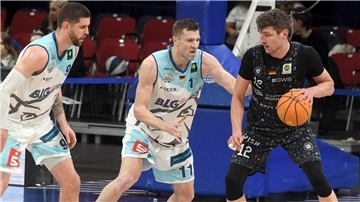 Matt Freeman (links) und Robert Oehle stellen sich Ex-Nationalspieler Andreas Seiferth (rechts) auf dem Weg zum Korb entgegen. Die Eisbärenbeschenkten sich an ihrem 20. Geburtstag mit einem Heimsieg gegen die WWU Baskets Münster.