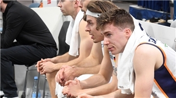 Matt Frierson (rechts) saß zuletzt länger auf der Eisbären-Bank als gewohnt.