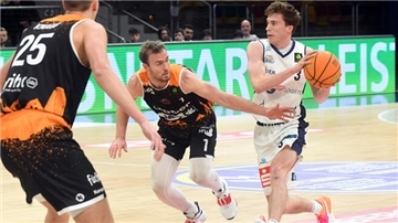 Matt Frierson (rechts) und seine Eisbären-Teamgefährten mussten mehr als einen Monat auf das Heimspiel gegen die Uni Baskets Paderborn warten.