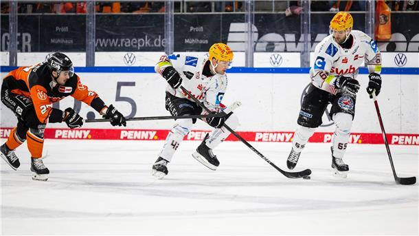 Matthew Abt (Mitte) und Christian Wejse fahren im Nordderby in Wolfsburg einen Angriff für die Fischtown Pinguins.