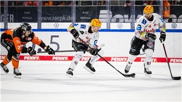 Matthew Abt (Mitte) und Christian Wejse fahren im Nordderby in Wolfsburg einen Angriff für die Fischtown Pinguins.