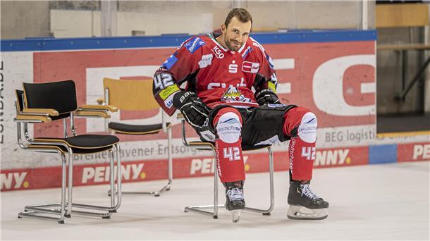 Eishockeyprofi Matthew Abt sitzt auf einem Stuhl in der Bremerhavener Eisarena