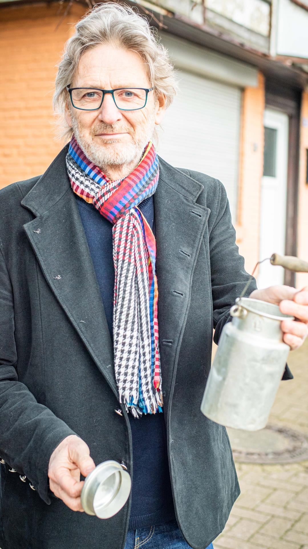 Matthias Höllings hat die kleine Kanne, mit der er als Kind die Milch gegenüber der Molkerei abzapfte, immer noch.