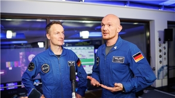 Matthias Maurer (l) und Alexander Gerst, beide Astronauten, geben beim bayerischen Raumfahrtgipfel im Deutschen Zentrum für Luft- und Raumfahrt in Weßling ein Interview.