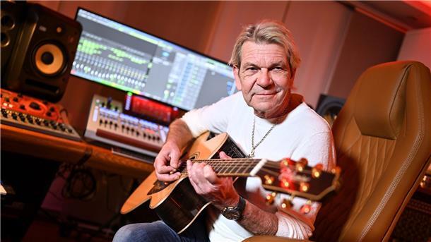 Alle Höhen und Tiefen- Matthias Reim wird 65 Matthias Reim probt in seinem Musikstudio. Jetzt wird er 65.