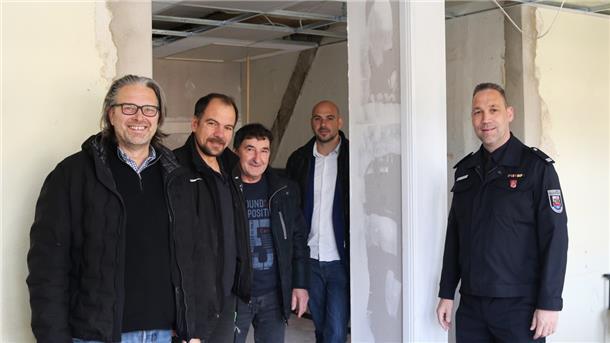 Matthias Schoth, Chemisch-Technisches Laboratorium Luers KG; Maximilian Curti, Umtec Curti Sanierung mit Verantwortung GmbH; Serda Cavar, Mitarbeiter Umtec Curti Sanierung mit Verantwortung GmbH; Christian Maschke, ASUP Gmbh Hamburg;, Malte Hoheisel, Wehrführer Freiwillige Feuerwehr Lehe (v.l.n.r.).
